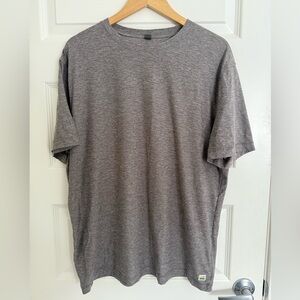 Vuori Strato Tech Tee T Shirt Mens XL Heather Gray Short Sleeve V126